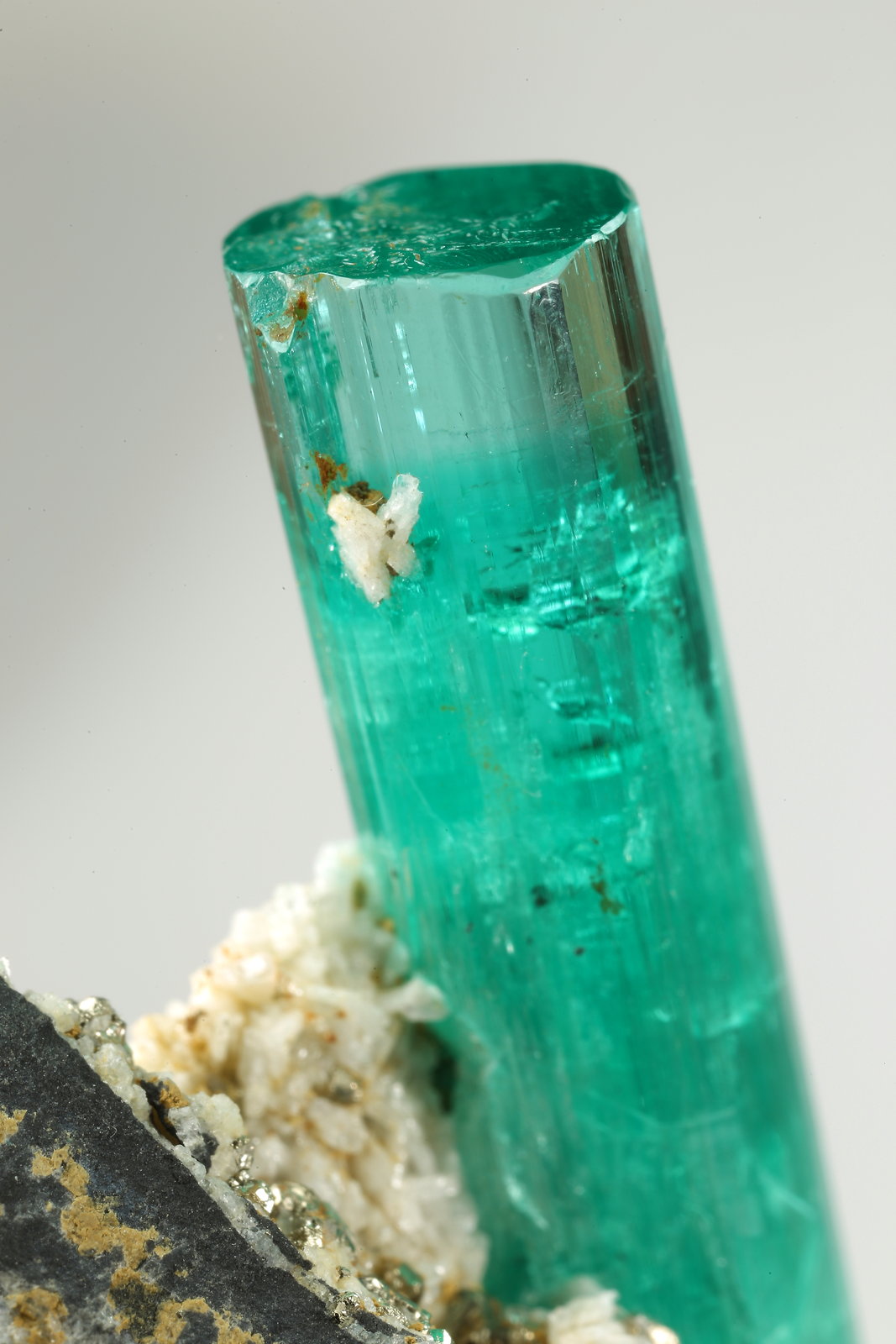 Beryl (variety emerald), Albite (variety cleavelandite), Pyrite
crystal=45mm
(Autor: Fiebre Verde)