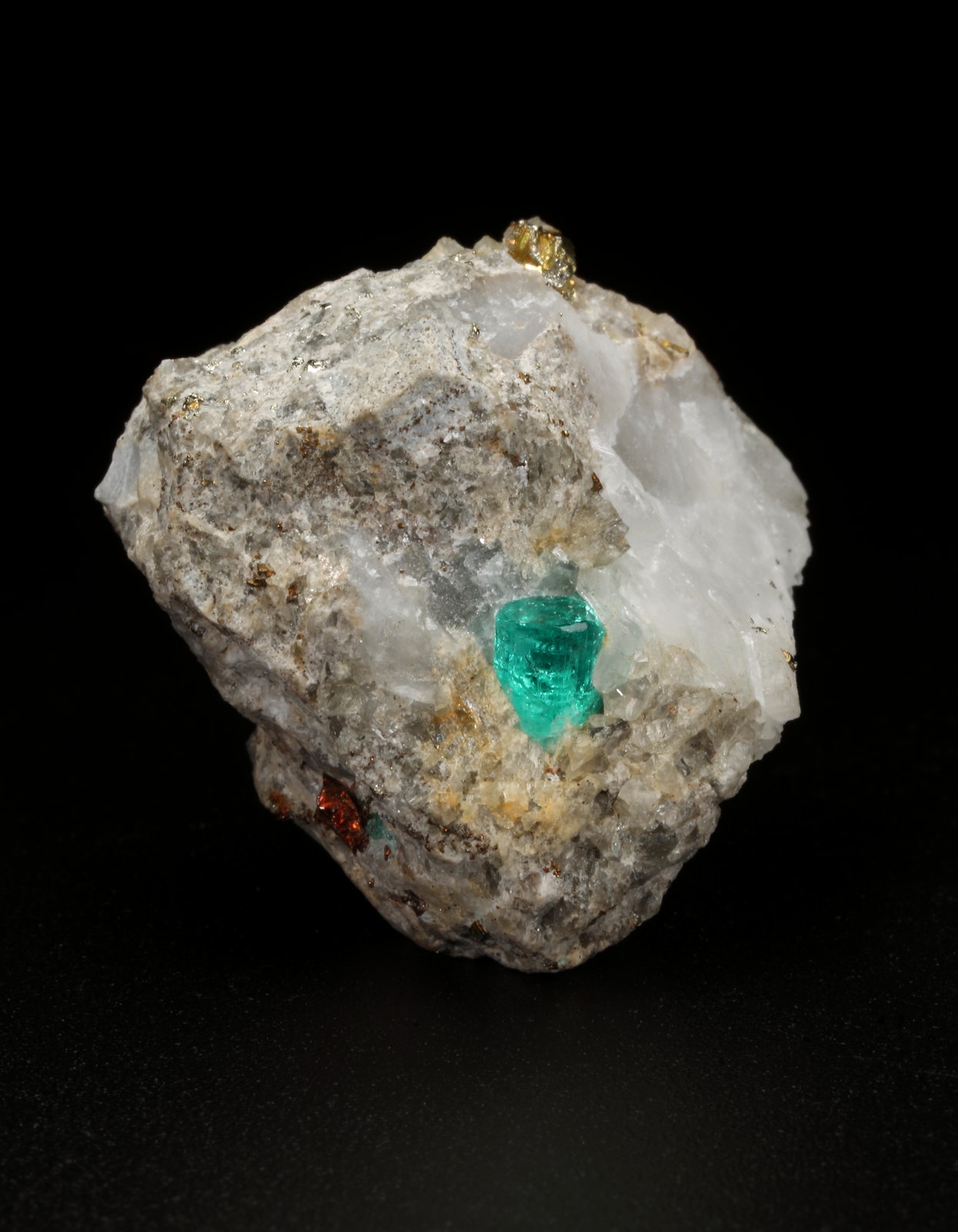 Beryl (variety emerald), Calcite, Pyrite
30x27x21mm, xl=5mm
(Autor: Fiebre Verde)