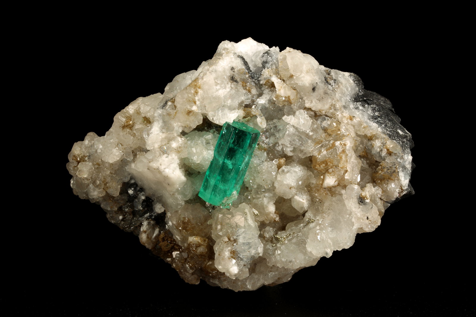 Beryl (variety emerald), Calcite, Pyrite, Quartz
56x46x34mm, xl=13mm
(Autor: Fiebre Verde)