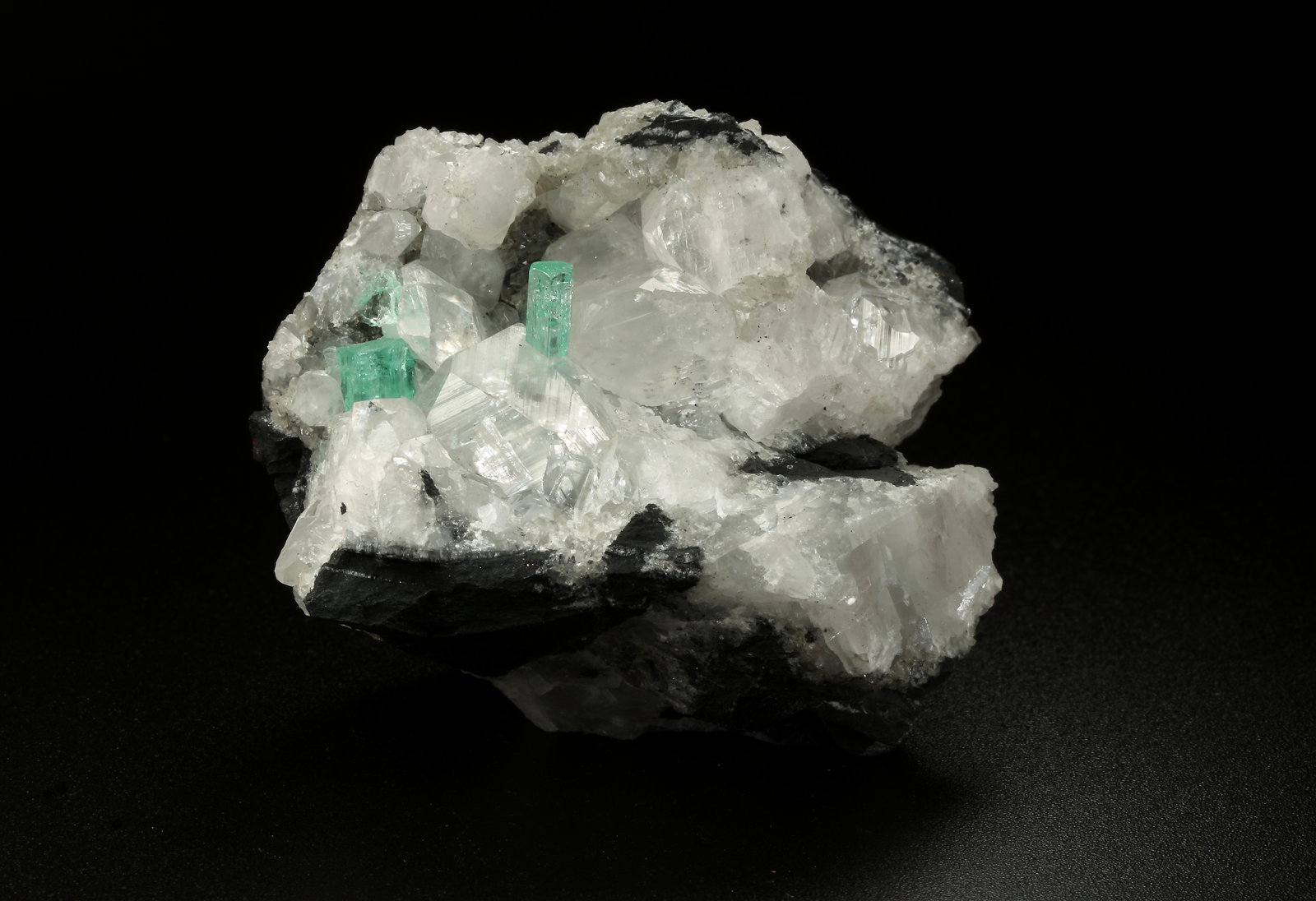 Beryl (variety emerald), Calcite
49x44x36mm, xls=6 & 4mm
(Autor: Fiebre Verde)