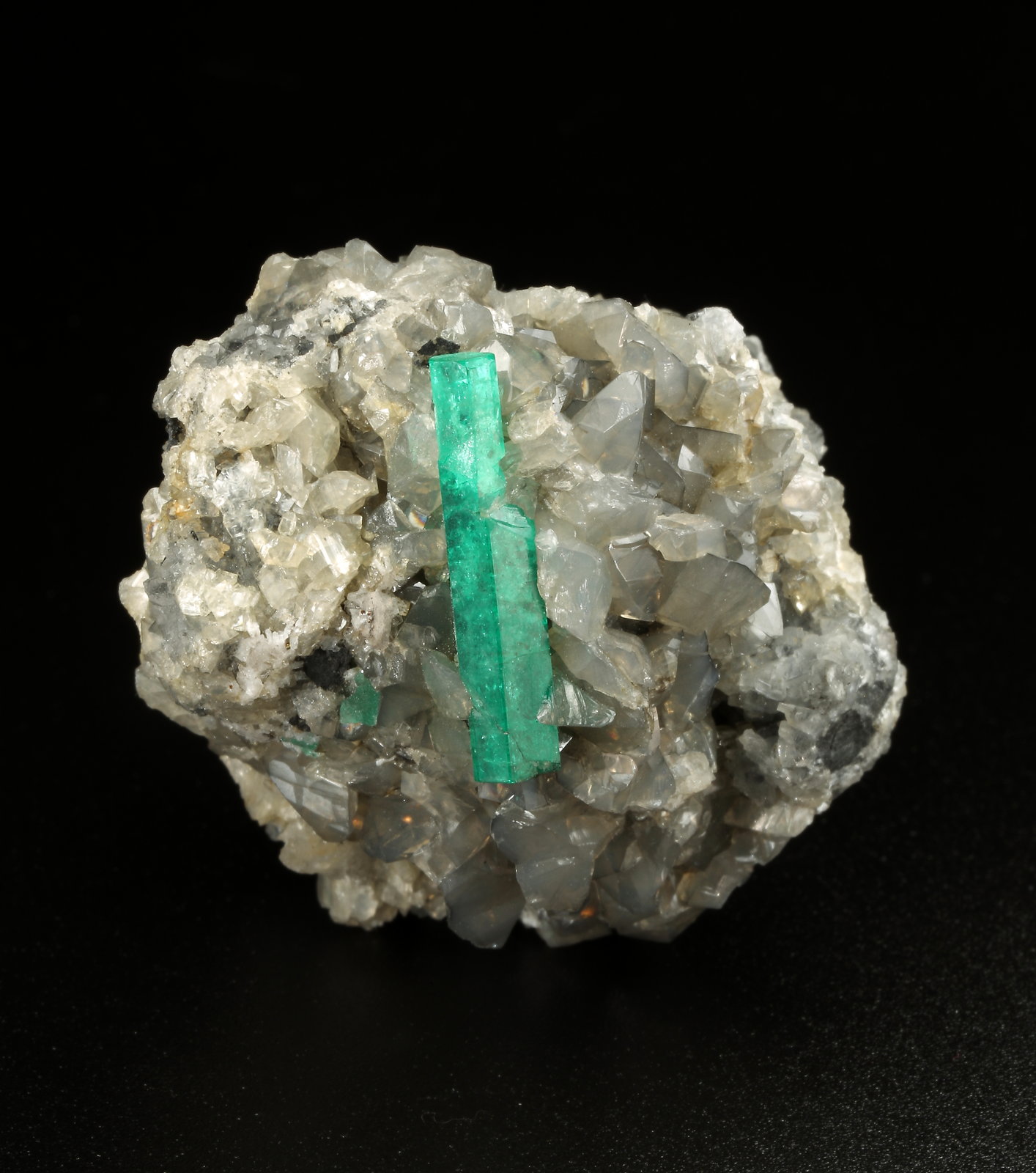 Beryl (variety emerald), Calcite, Dolomite
40x43x29mm, xl=22mm
(Autor: Fiebre Verde)