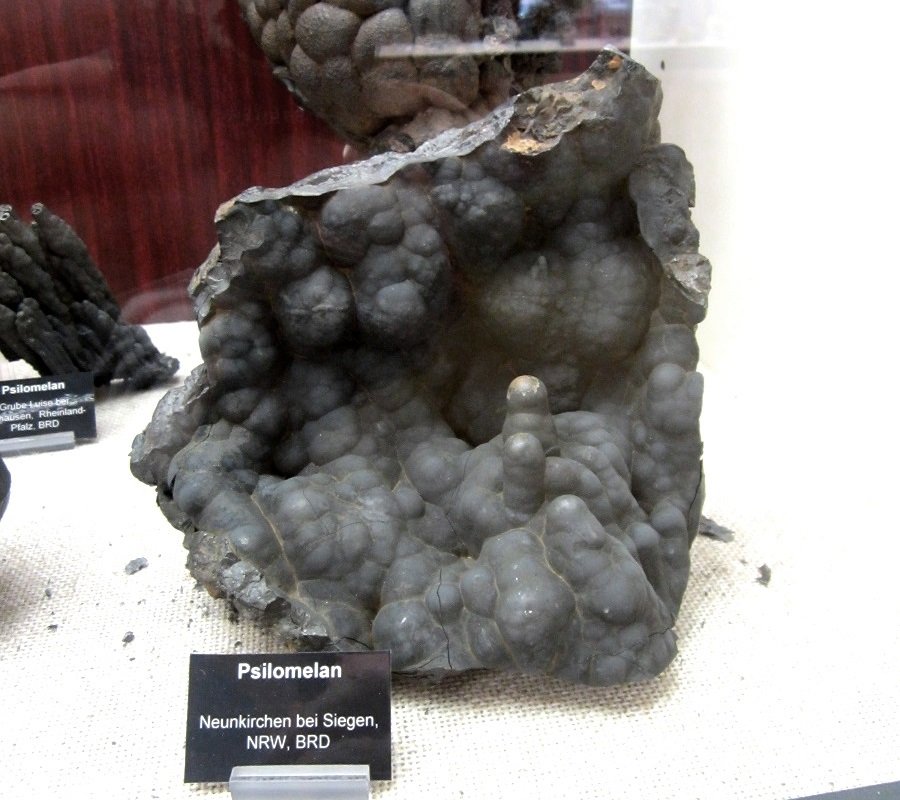 Psilomelane
Approx. 15 cm
(Autor: Tobi)