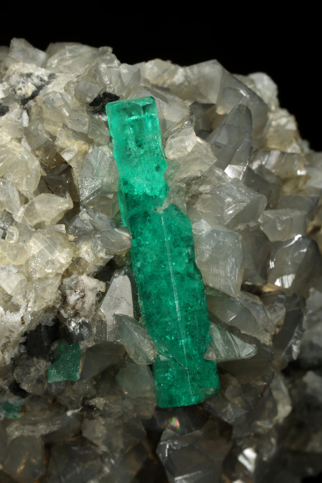 Beryl (variety emerald), Calcite, Dolomite
40x43x29mm, xl=22mm
(Autor: Fiebre Verde)