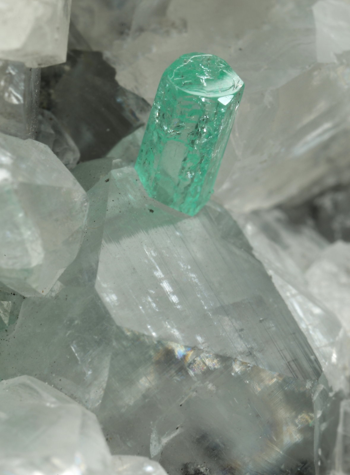Beryl (variety emerald), Calcite
49x44x36mm, xls=6 & 4mm
(Autor: Fiebre Verde)