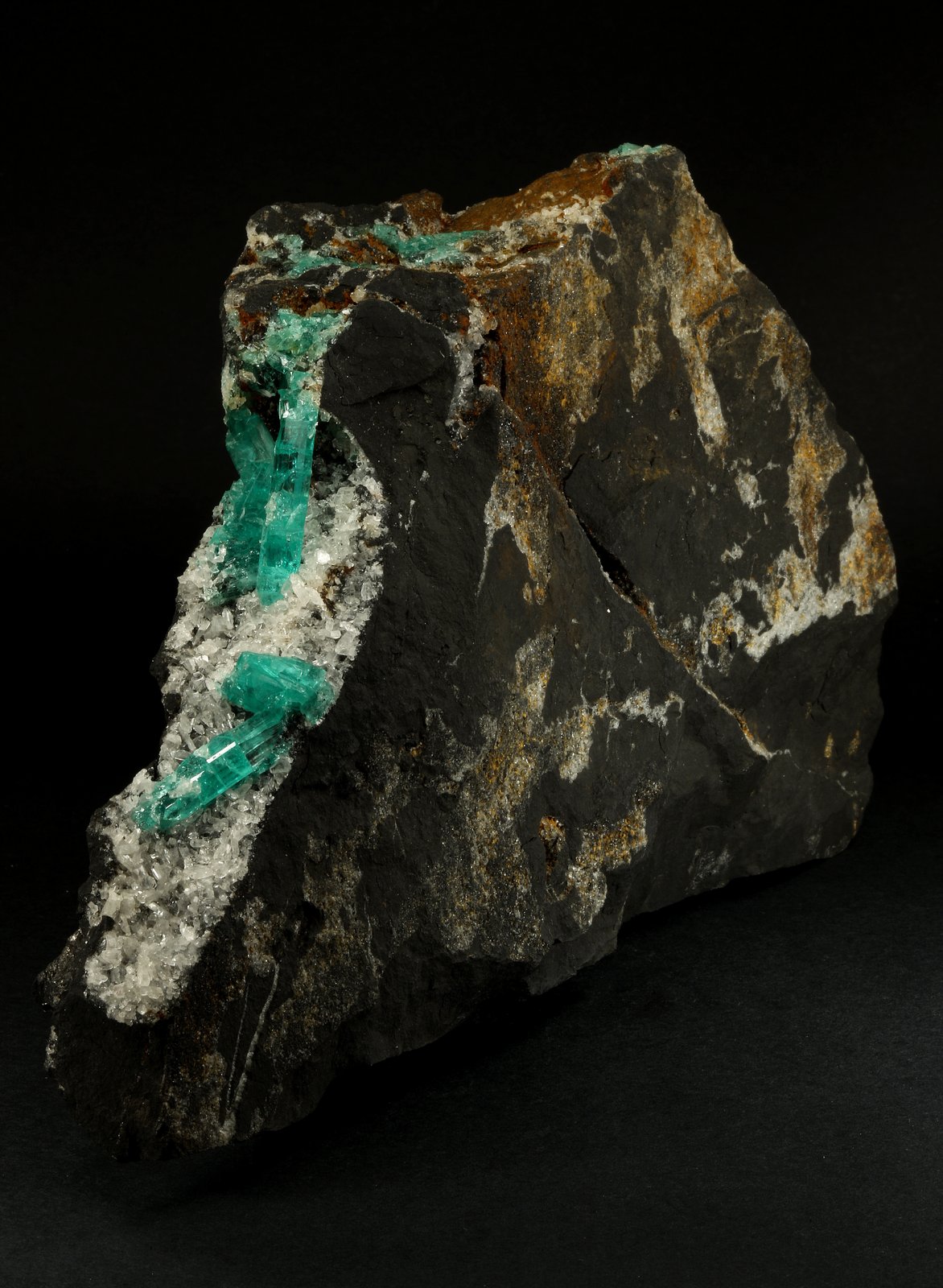 Beryl (variety emerald), Albite (variety cleavelandite)
190x35x115mm, longest xl=32mm
(Autor: Fiebre Verde)