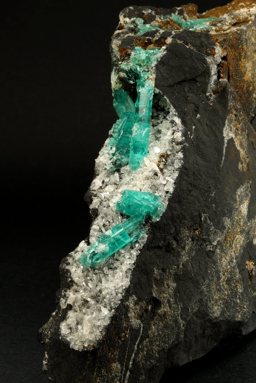 Beryl (variety emerald), Albite (variety cleavelandite)
190x35x115mm, longest xl=32mm
(Autor: Fiebre Verde)