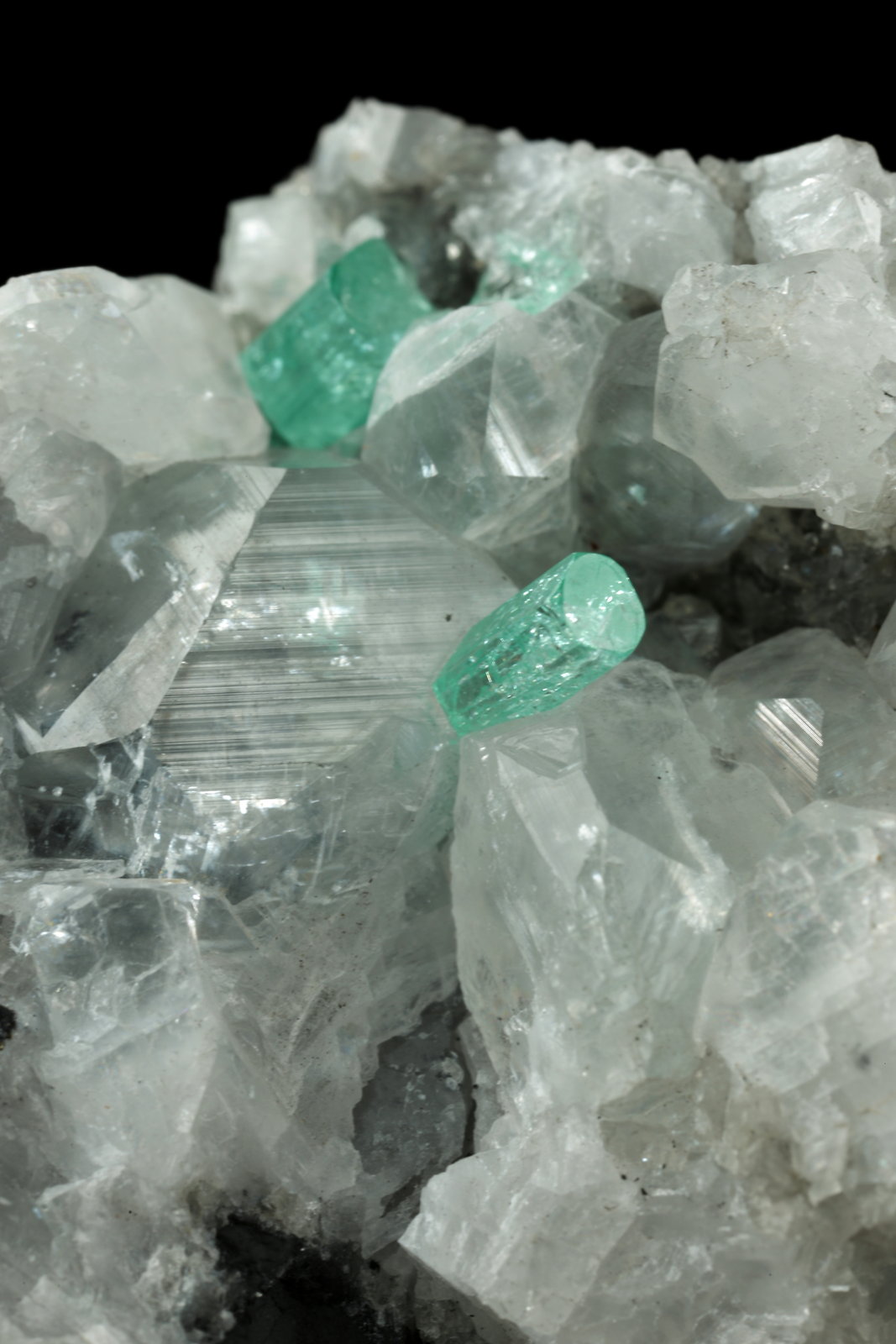 Beryl (variety emerald), Calcite
49x44x36mm, xls=6 & 4mm
(Autor: Fiebre Verde)