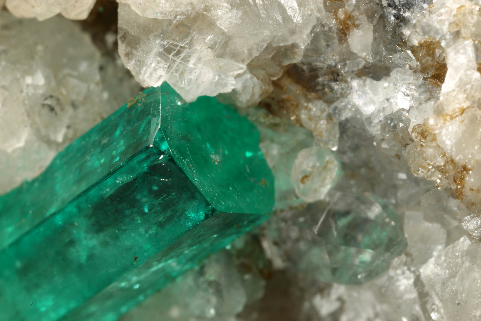 Beryl (variety emerald), Calcite, Pyrite, Quartz
56x46x34mm, xl=13mm
(Autor: Fiebre Verde)