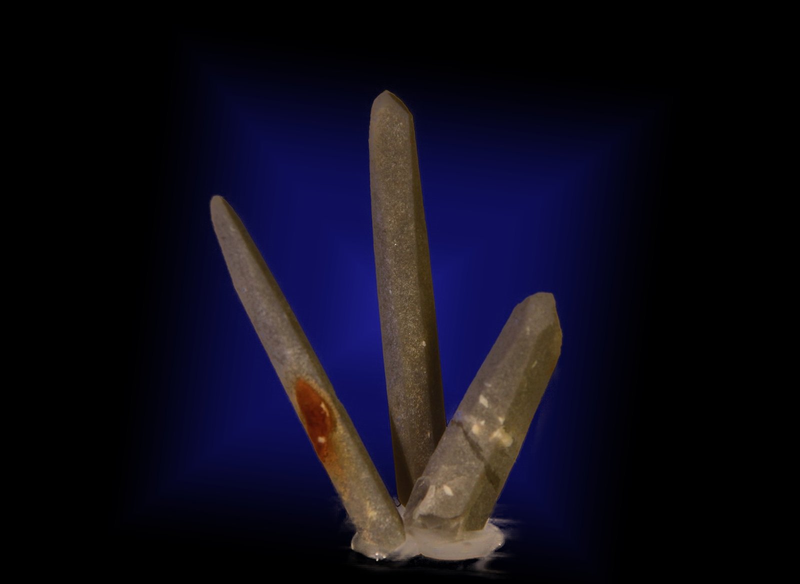 Quartz (variety prase)
35mm x 43mm x 23mm, three needles overall size.
(Autor: Firmo Espinar)