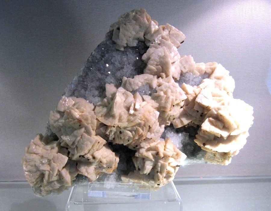 Dolomite, Chalcopyrite
Approx. 18 cm
(Autor: Tobi)