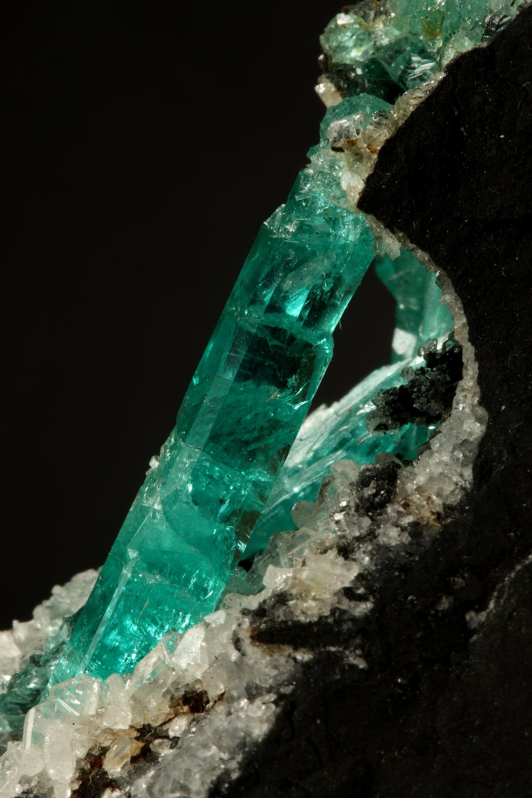 Beryl (variety emerald), Albite (variety cleavelandite)
190x35x115mm, longest xl=32mm
(Autor: Fiebre Verde)