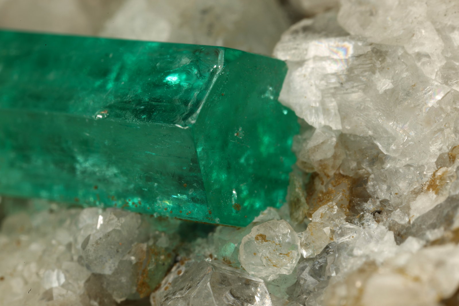 Beryl (variety emerald), Calcite, Pyrite, Quartz
56x46x34mm, xl=13mm
(Autor: Fiebre Verde)