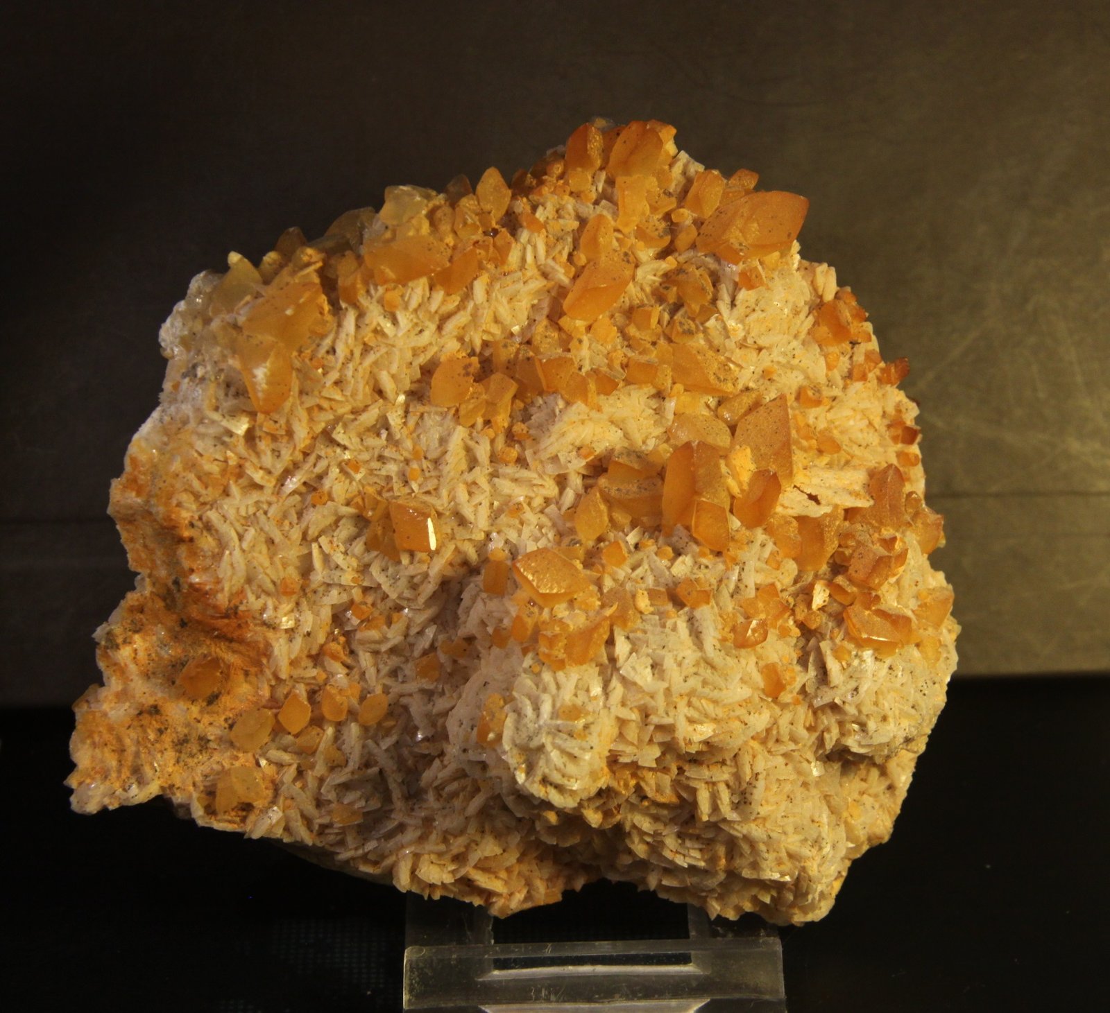 Calcite on Dolomite
110 mm x 92 mm x 38 mm
(Autor: Firmo Espinar)