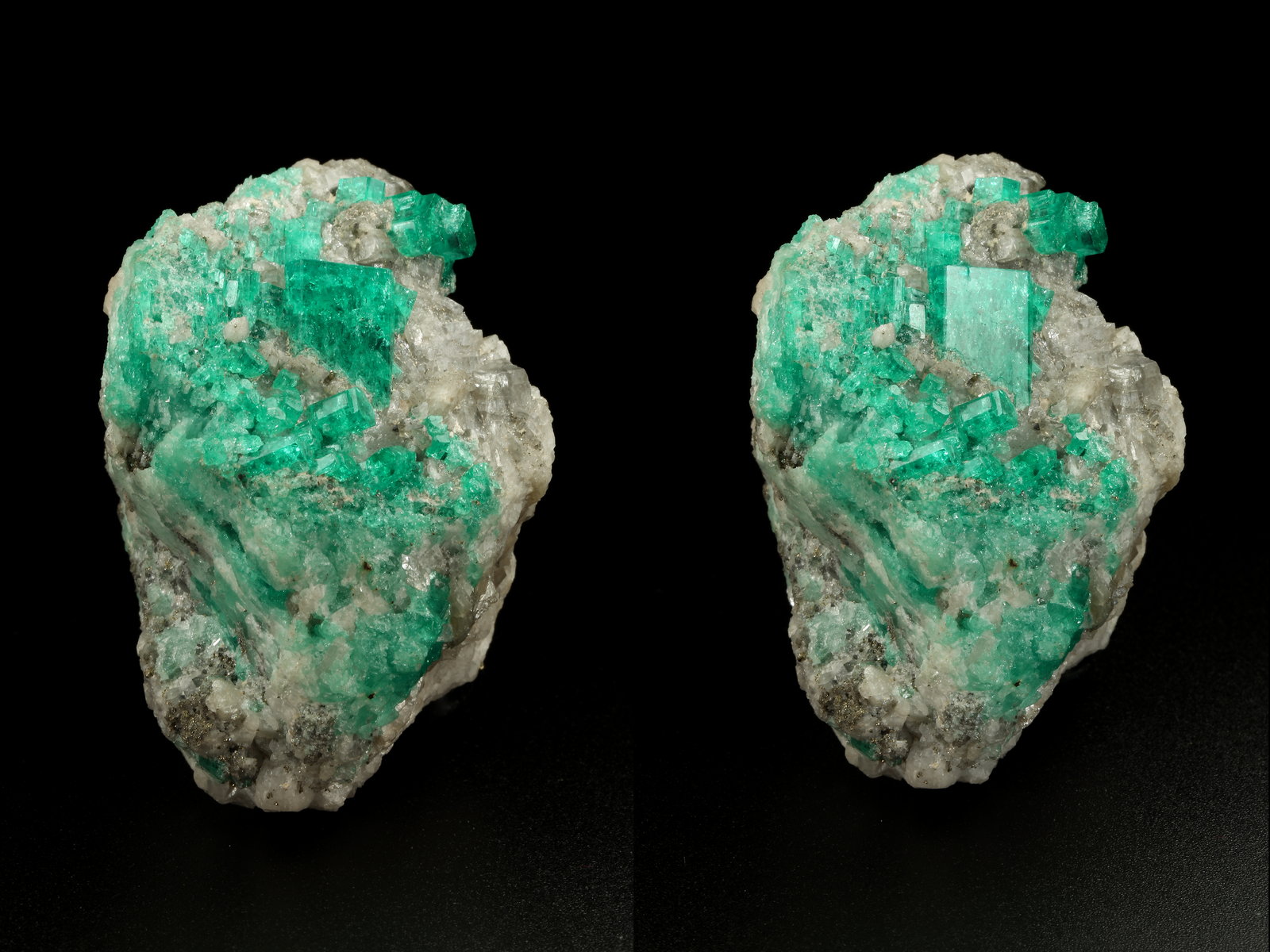 Beryl (variety emerald), Calcite, Muscovite
40x63x47mm, largest xl=14x11mm
(Autor: Fiebre Verde)