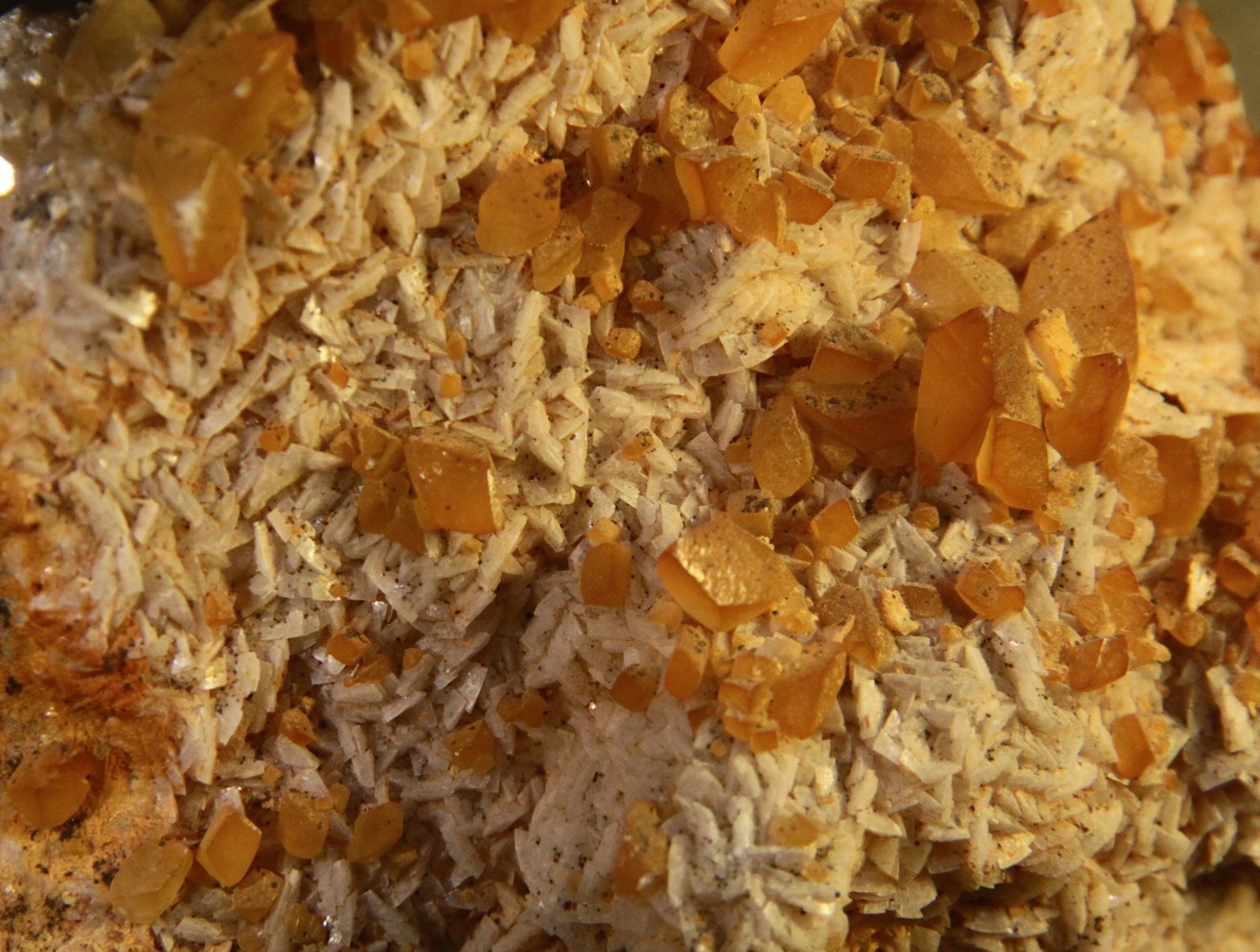 Calcite on Dolomite
110 mm x 92 mm x 38 mm
(Autor: Firmo Espinar)