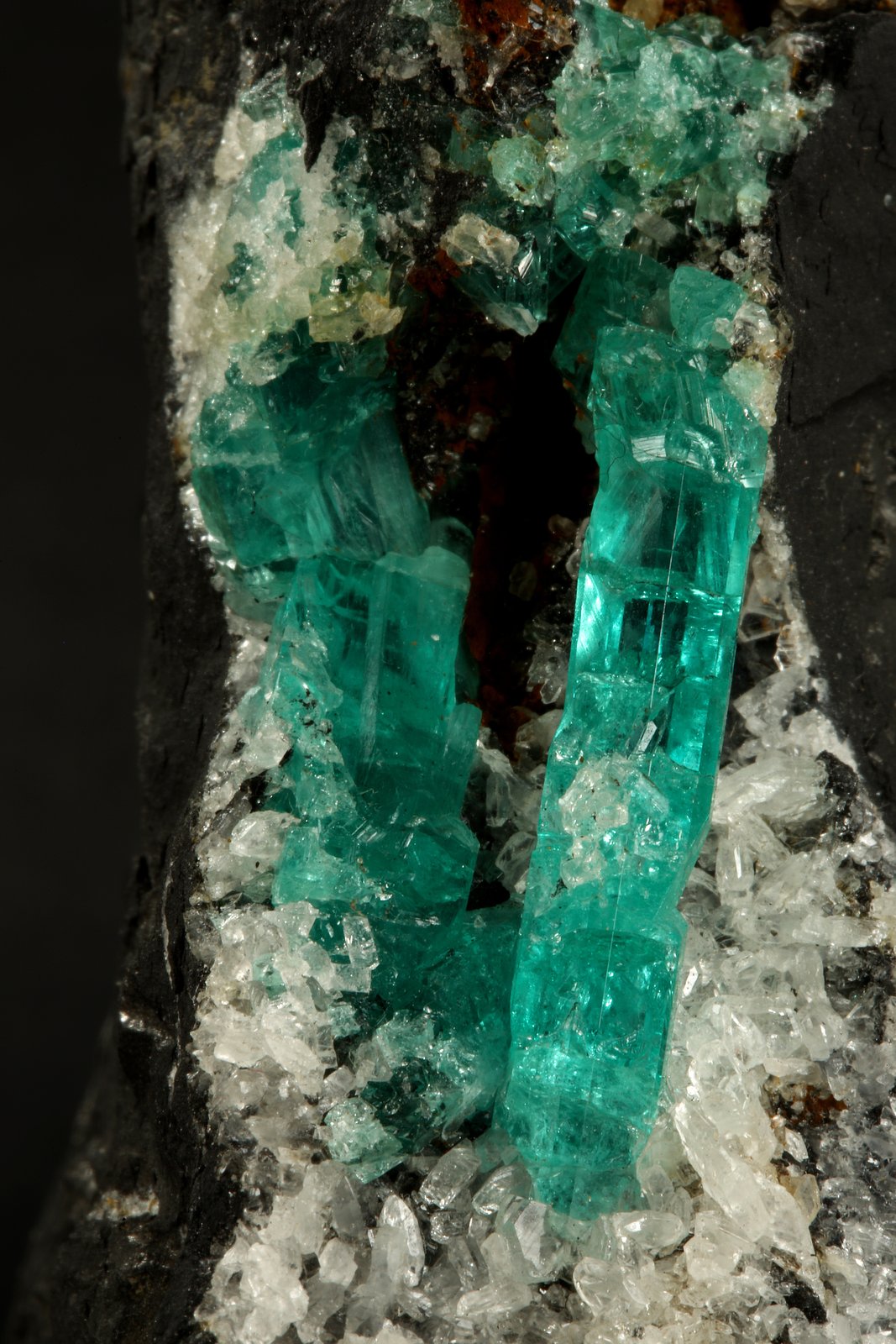 Beryl (variety emerald), Albite (variety cleavelandite)
190x35x115mm, longest xl=32mm
(Autor: Fiebre Verde)