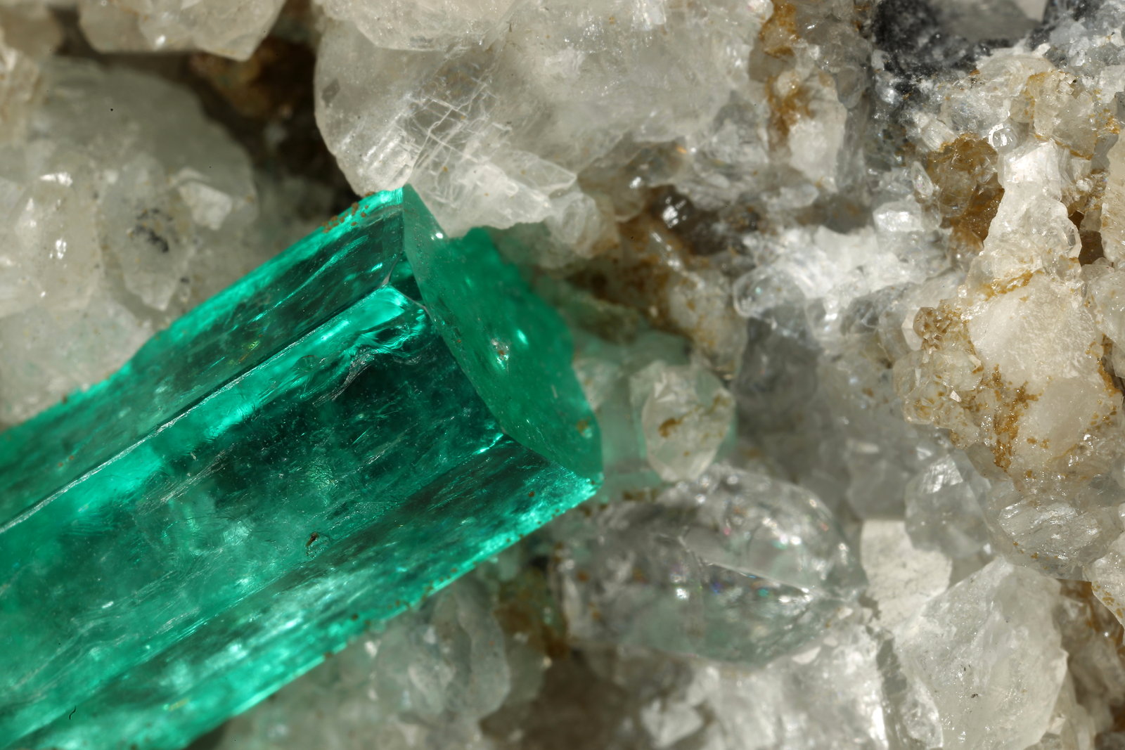 Beryl (variety emerald), Calcite, Pyrite, Quartz
56x46x34mm, xl=13mm
(Autor: Fiebre Verde)