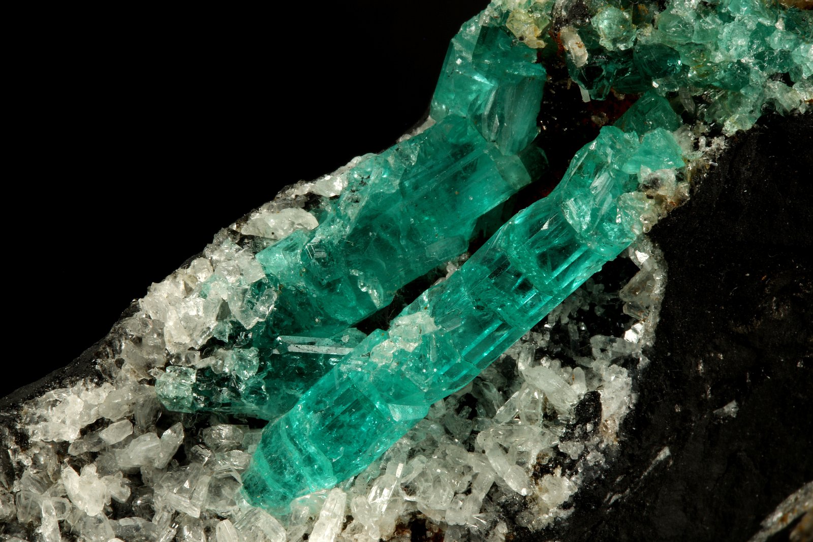 Beryl (variety emerald), Albite (variety cleavelandite)
190x35x115mm, longest xl=32mm
(Autor: Fiebre Verde)