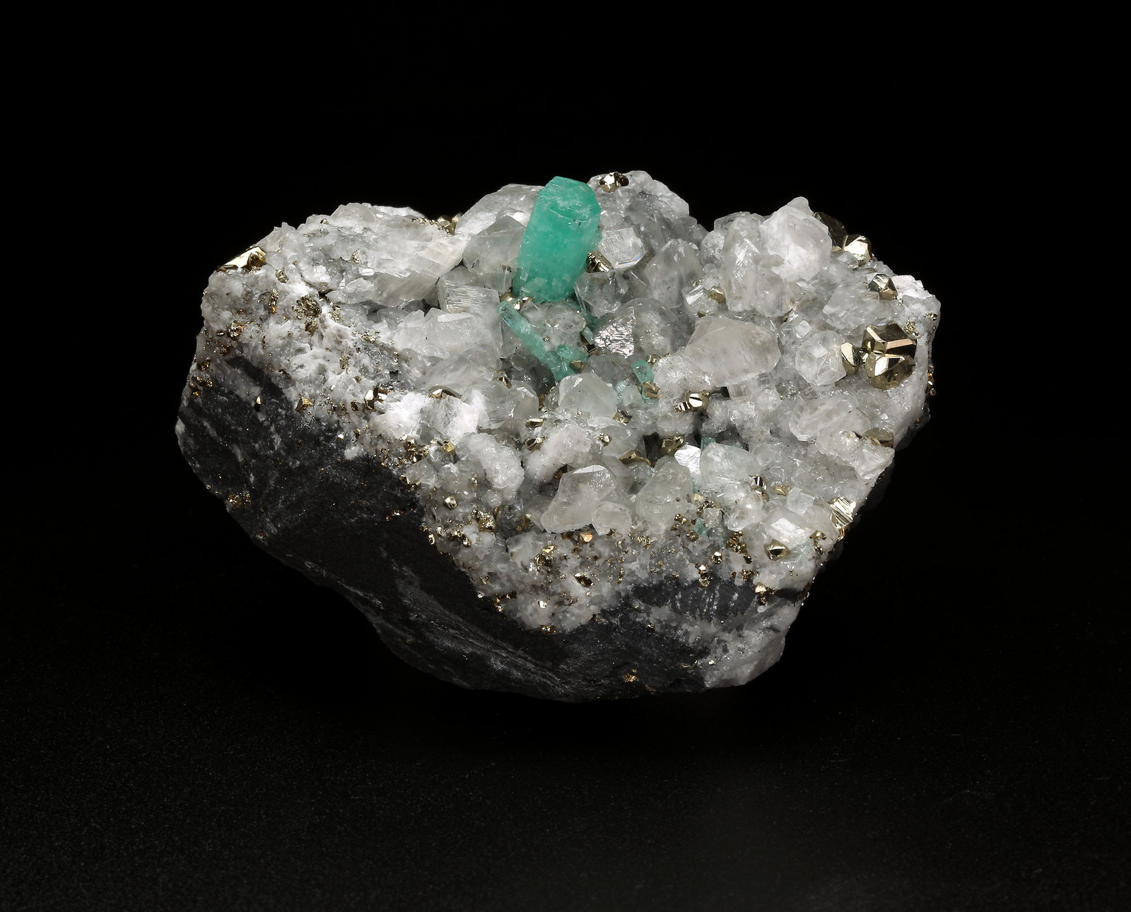 Beryl (variety emerald), Calcite, Pyrite
64x44x56mm, xl=12x5mm
(Autor: Fiebre Verde)