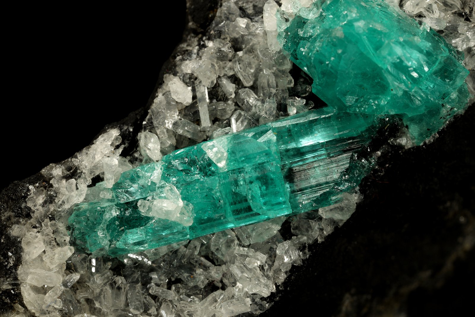 Beryl (variety emerald), Albite (variety cleavelandite)
190x35x115mm, longest xl=32mm
(Autor: Fiebre Verde)