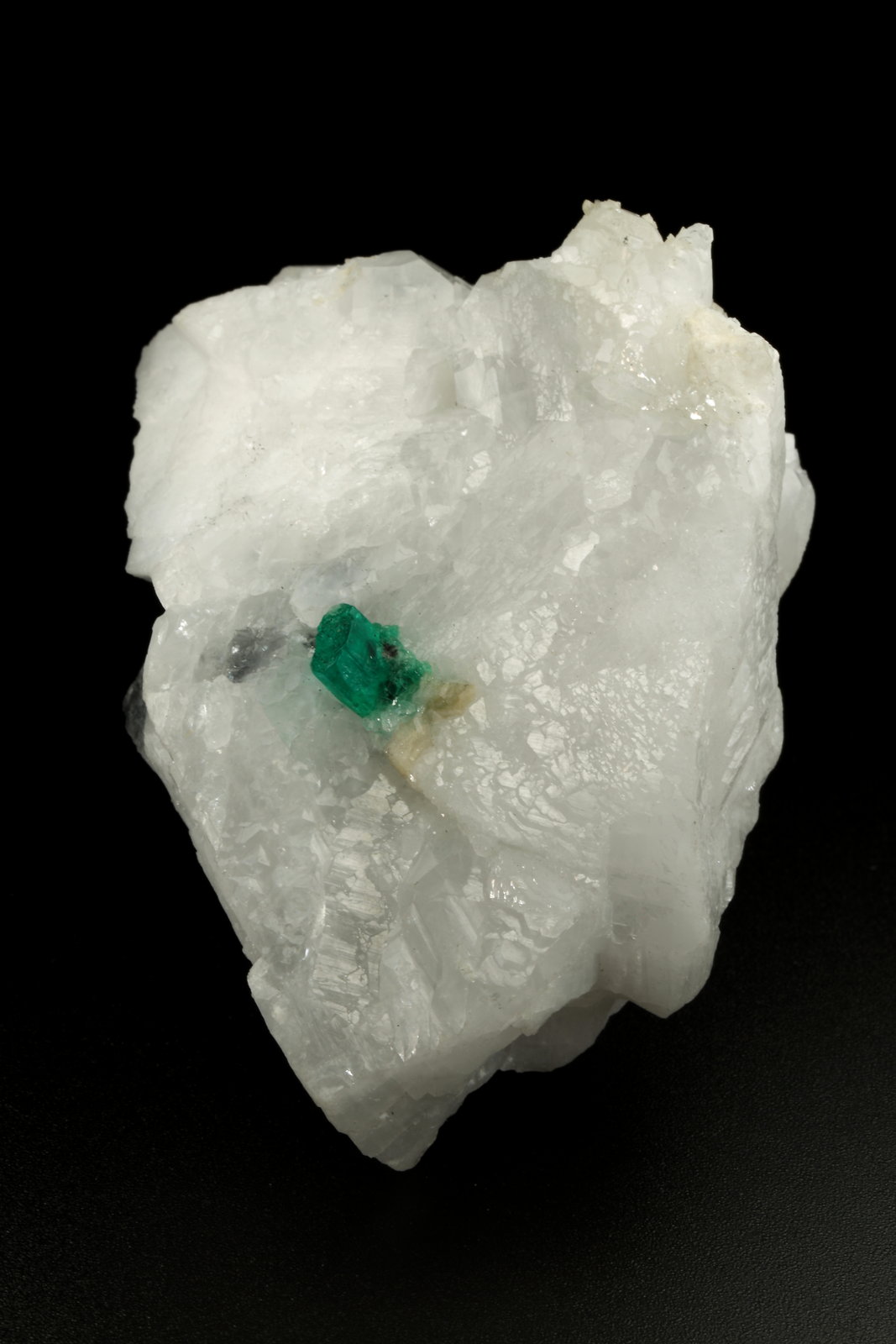 Beryl (variety emerald), Calcite
72x37x48, xl=5mm
(Autor: Fiebre Verde)