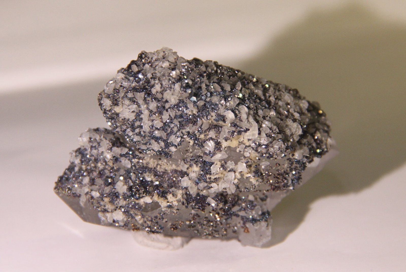Quartz, Pyrite, Calcite
62mm x 43mm x 26mm
(Autor: Firmo Espinar)