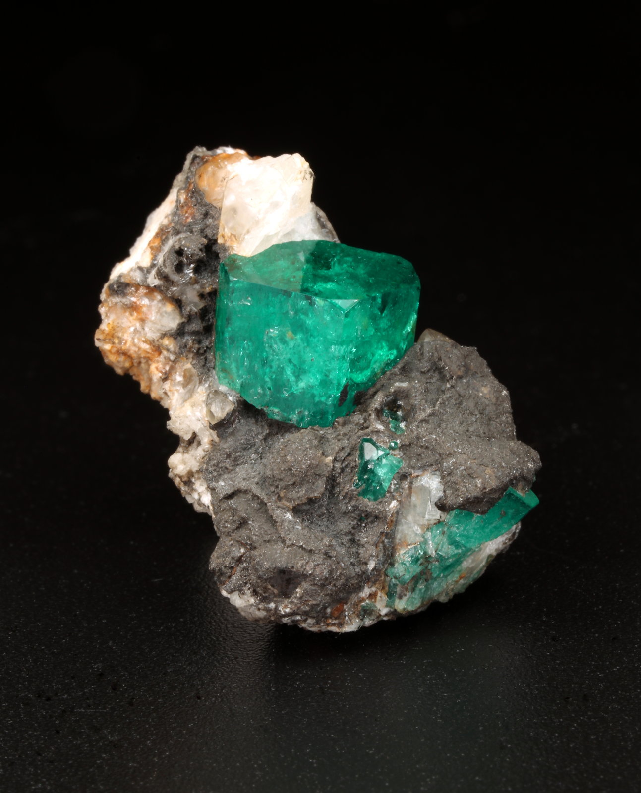 Beryl (variety emerald), Calcite, Quartz
29 mm x 16 mm x 17 mm, main xl=8 mm x 10 mm
(Autor: Fiebre Verde)