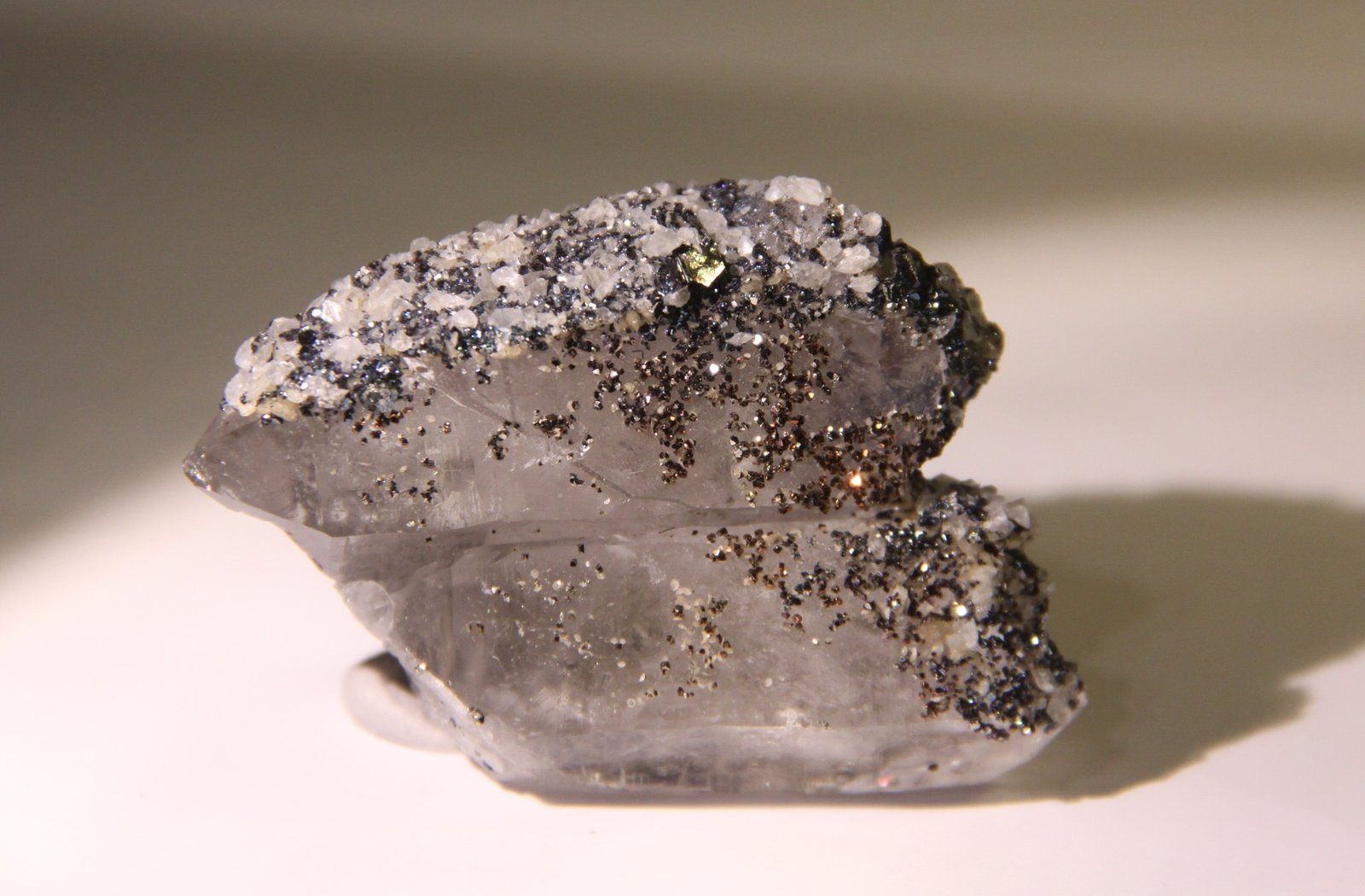 Quartz, Pyrite, Calcite
62mm x 43mm x 26mm
(Autor: Firmo Espinar)