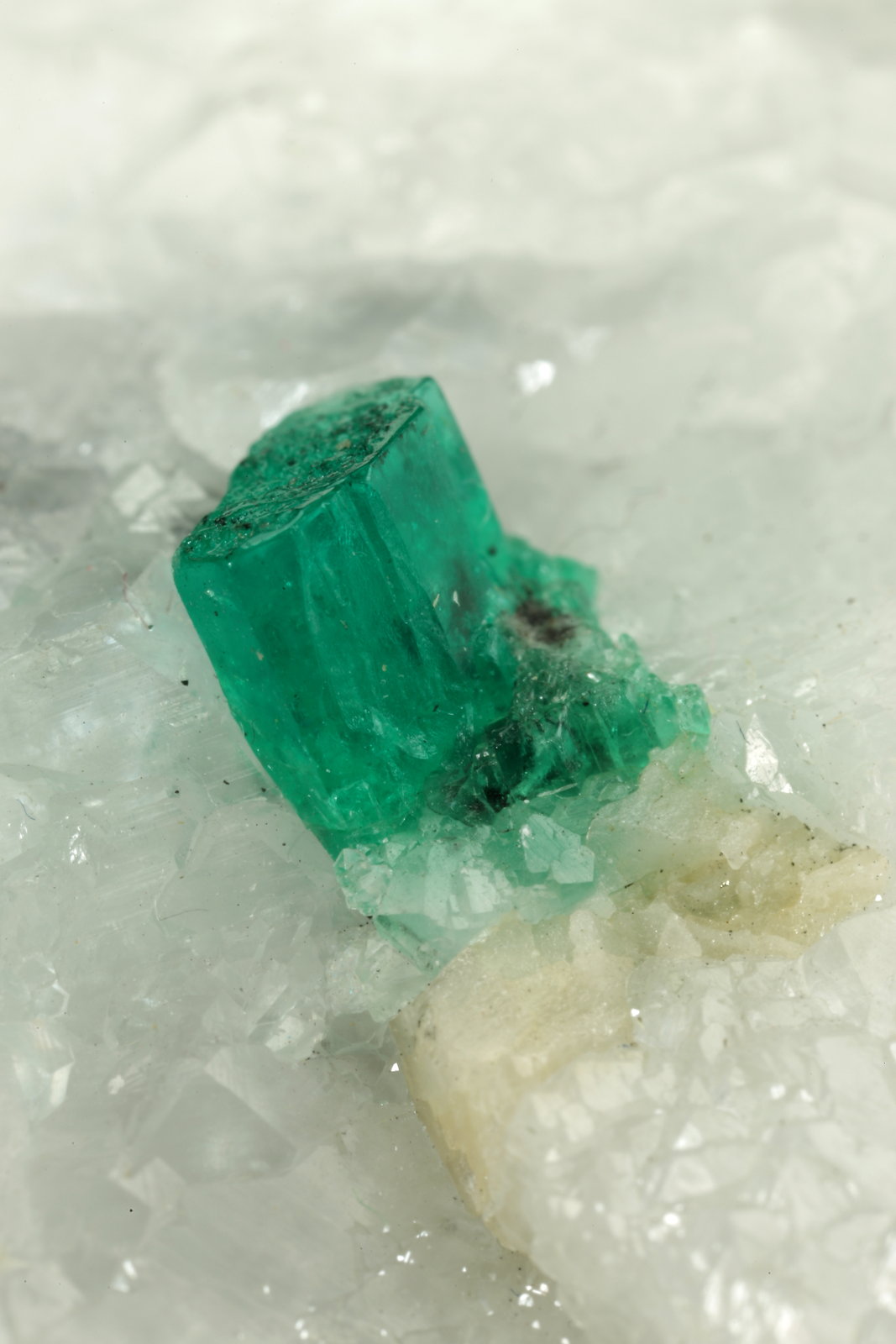 Beryl (variety emerald), Calcite
72x37x48, xl=5mm
(Autor: Fiebre Verde)