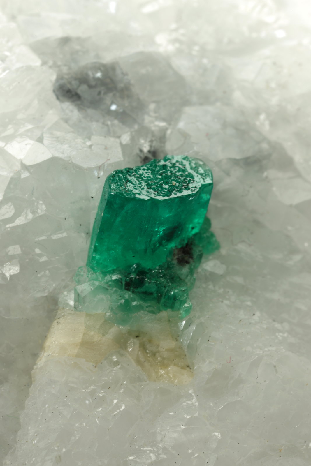 Beryl (variety emerald), Calcite
72x37x48, xl=5mm
(Autor: Fiebre Verde)