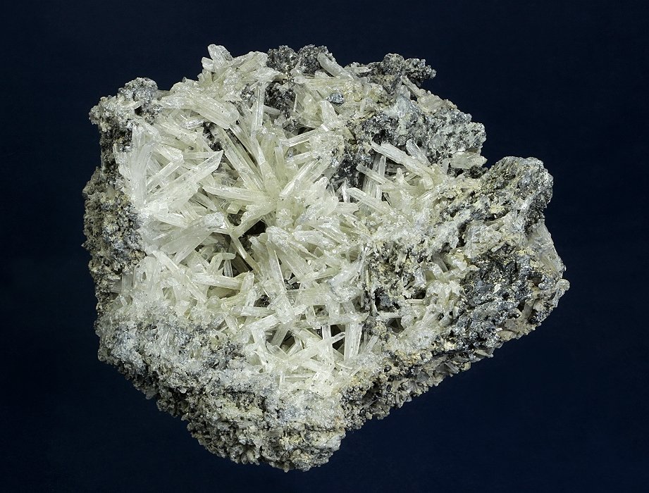 Olshanskyite with Andradite, Wurtzite and Galena
103 x 100 x 57 mm
(Autor: GneissWare)