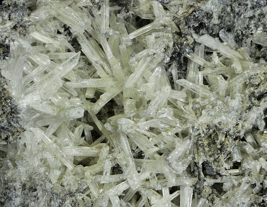 Olshanskyite with Andradite, Wurtzite and Galena
103 x 100 x 57 mm
(Autor: GneissWare)