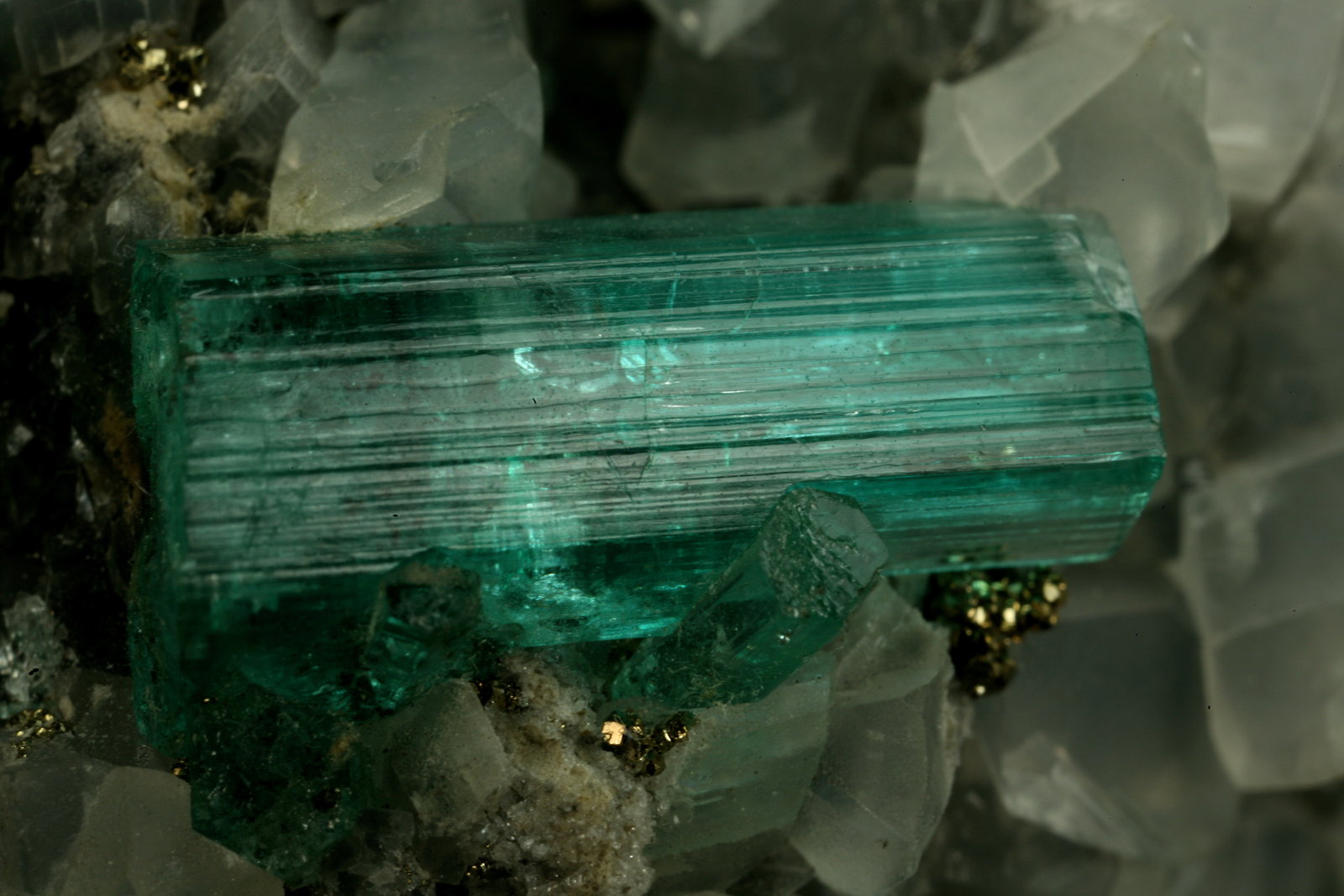 Beryl (variety emerald), Calcite, Pyrite
40x42x42mm, xl=18mm
(Autor: Fiebre Verde)