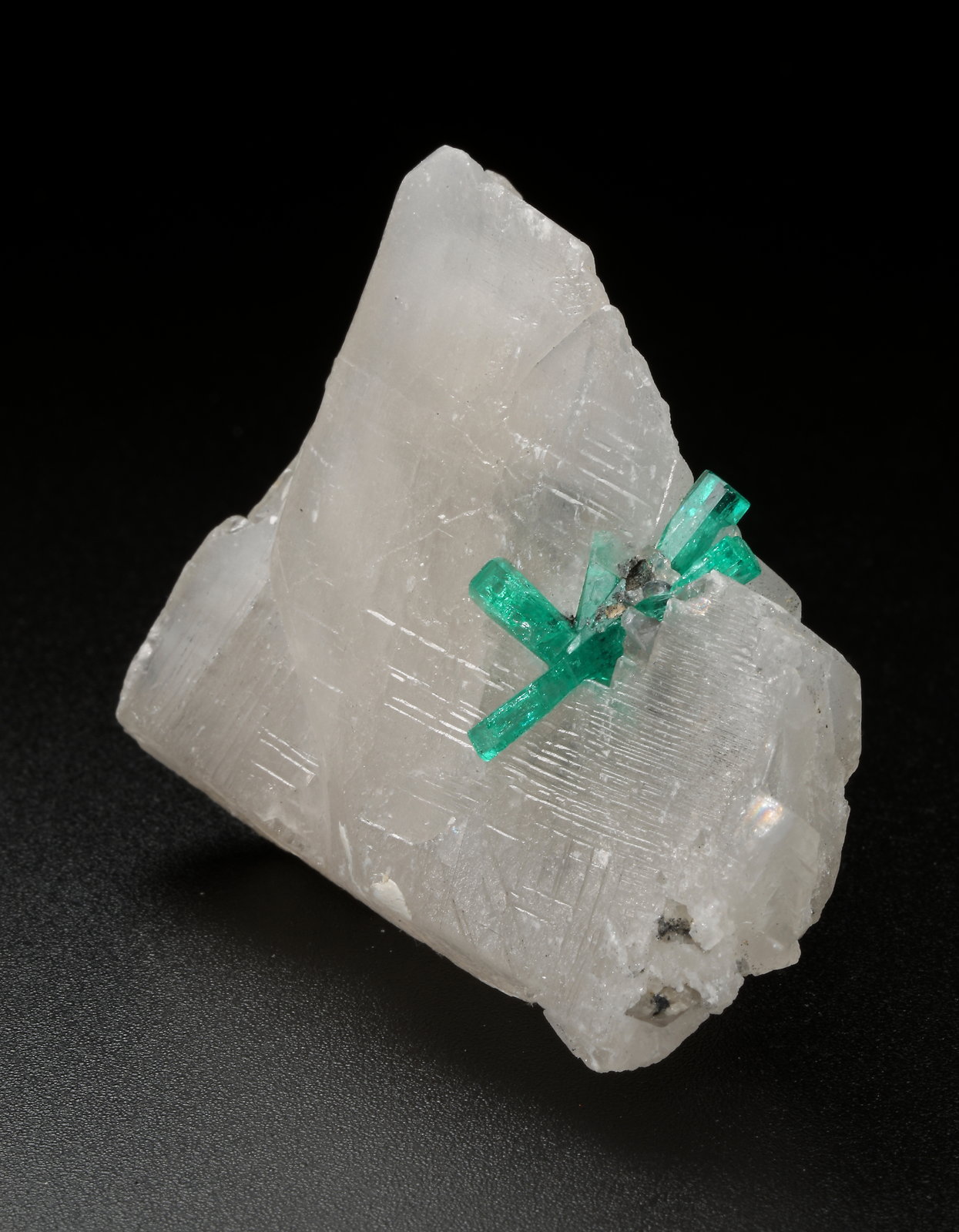 Beryl (variety emerald), Calcite
47mm x 38mm x 29mm, largest xl=19mm
(Autor: Fiebre Verde)