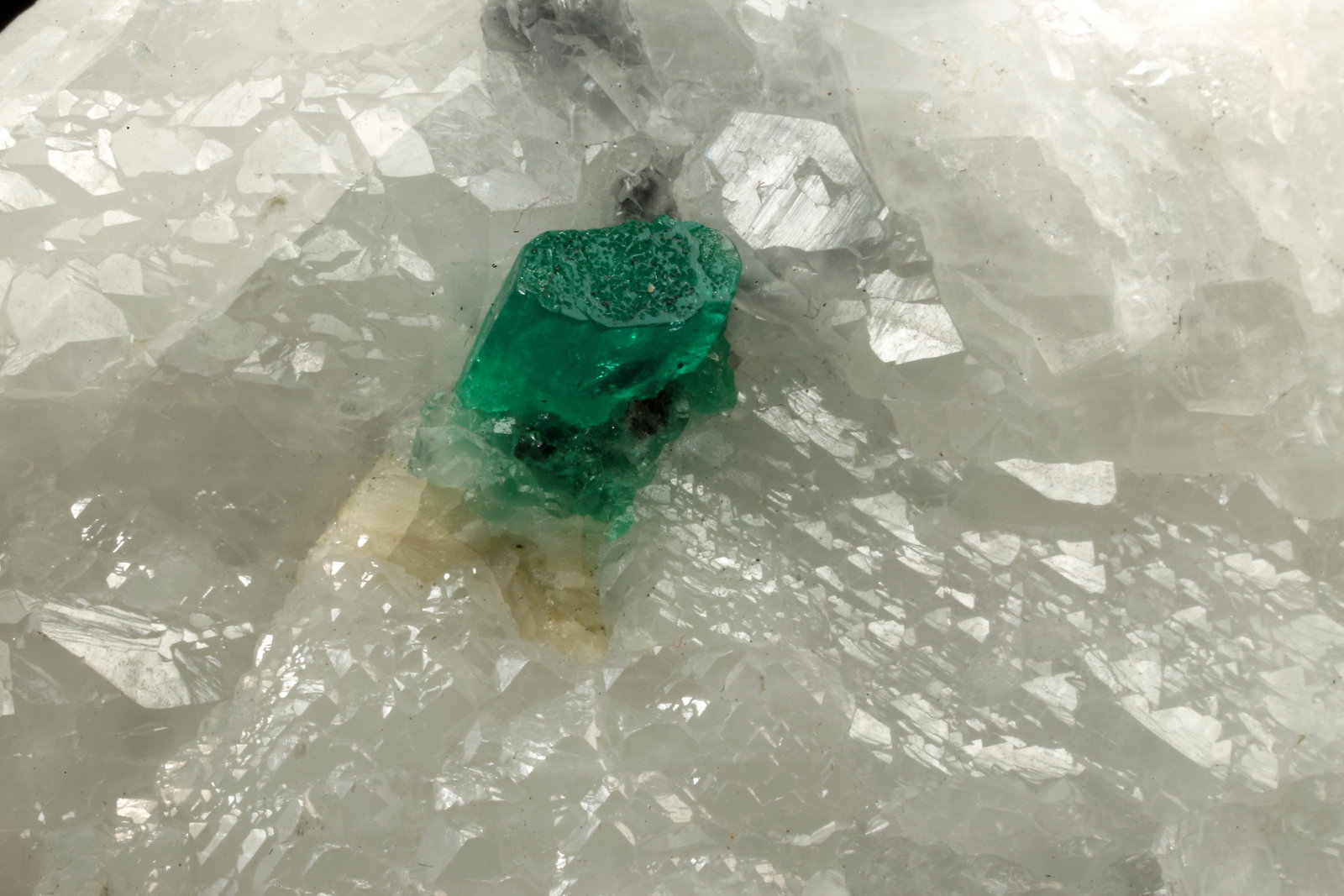 Beryl (variety emerald), Calcite
72x37x48, xl=5mm
(Autor: Fiebre Verde)