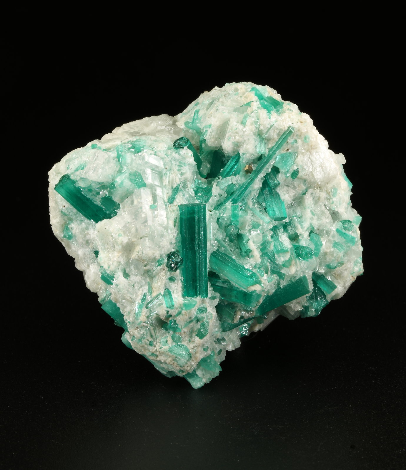 Beryl (variety emerald), Dolomite, Pyrite
42mm across, xls up to 14mm
(Autor: Fiebre Verde)