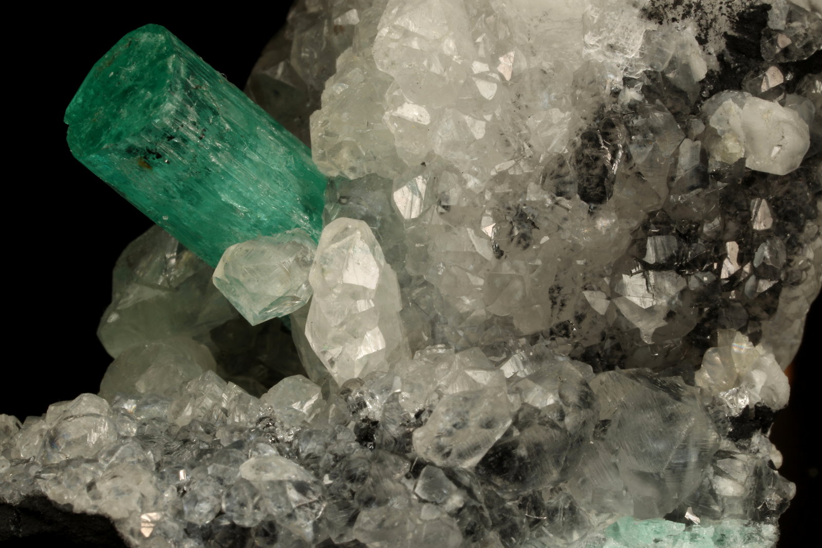 Beryl (variety emerald), Calcite
45x32x28mm, xl=18x7mm
(Autor: Fiebre Verde)