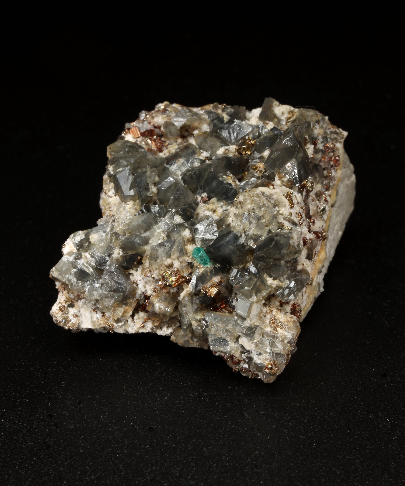 Beryl (variety emerald), Pyrite, Dolomite, Albite (variety cleavelandite)
26mm x 31mm x 21mm, xl=2mm
(Autor: Fiebre Verde)
