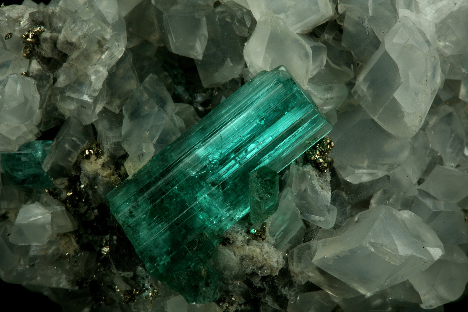 Beryl (variety emerald), Calcite, Pyrite
40x42x42mm, xl=18mm
(Autor: Fiebre Verde)