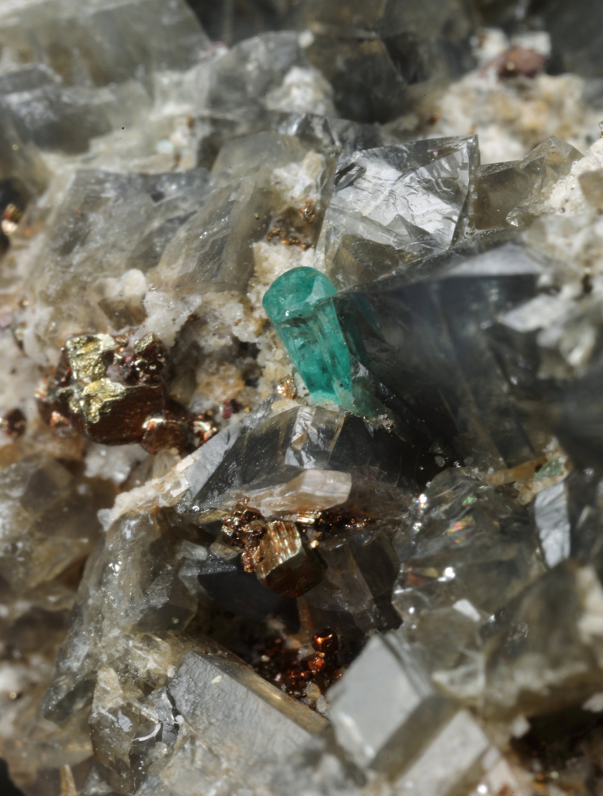 Beryl (variety emerald), Pyrite, Dolomite, Albite (variety cleavelandite)
26mm x 31mm x 21mm, xl=2mm
(Autor: Fiebre Verde)