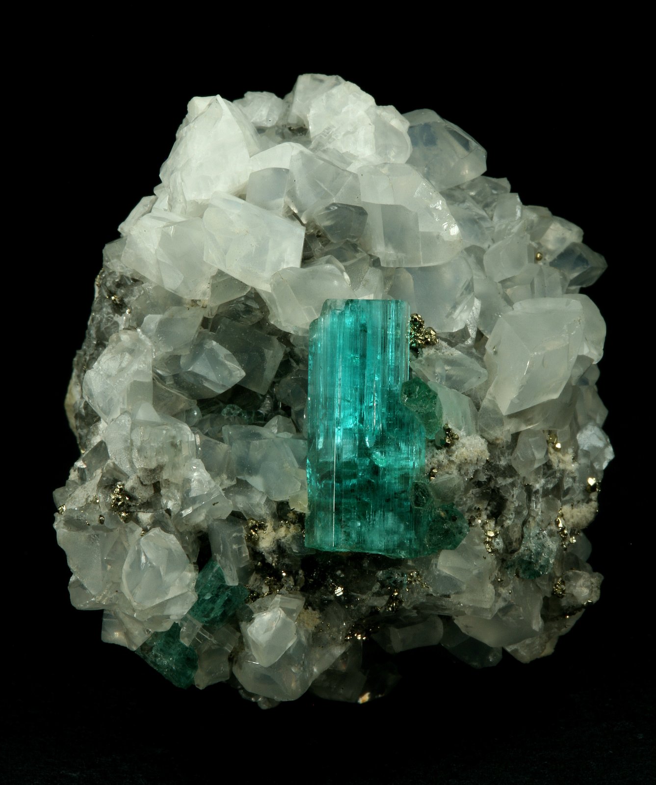 Beryl (variety emerald), Calcite, Pyrite
40x42x42mm, xl=18mm
(Autor: Fiebre Verde)