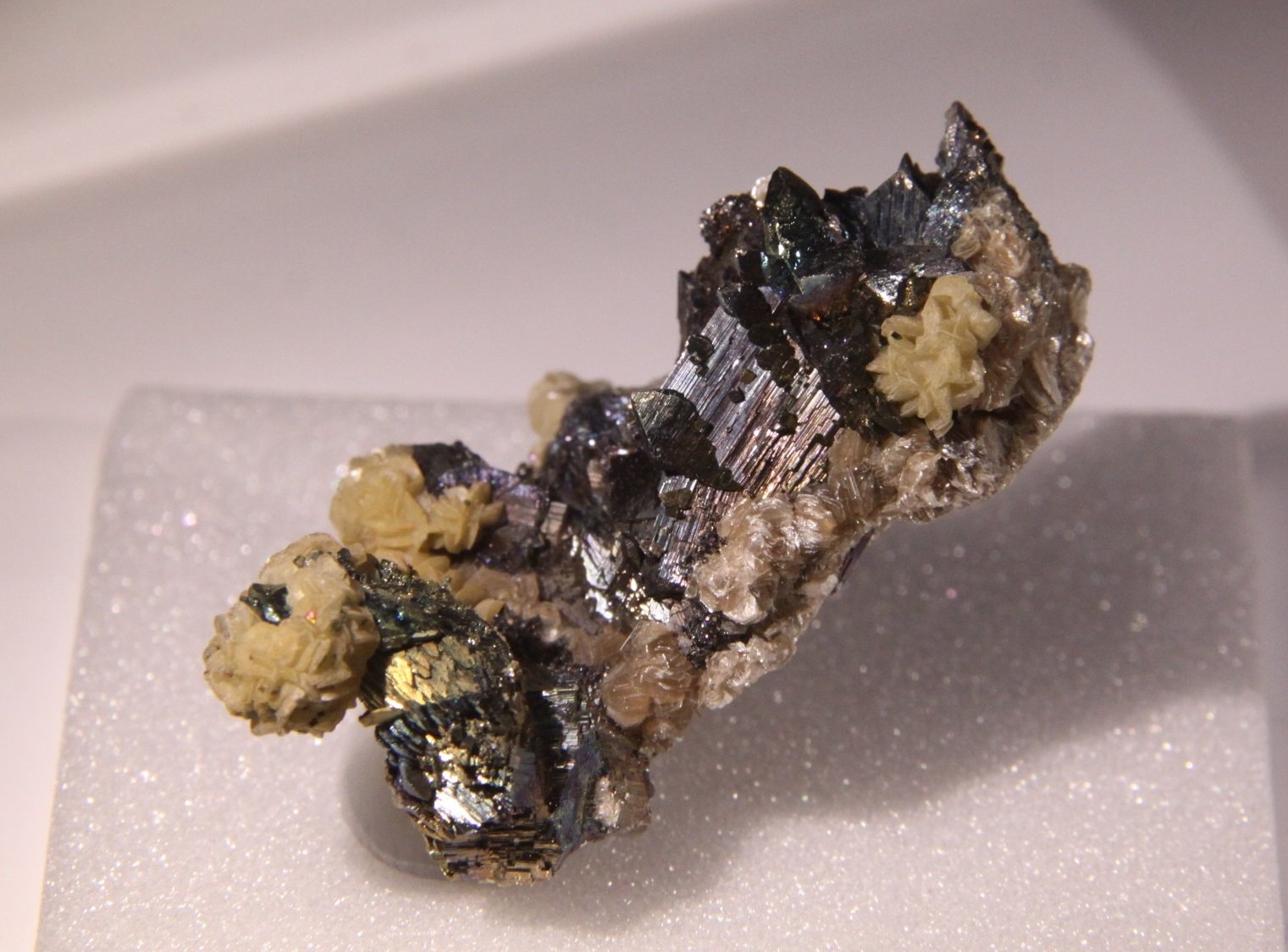 Arsenopyrite and Siderite
35mm x 44mm x 36mm
(Autor: Firmo Espinar)