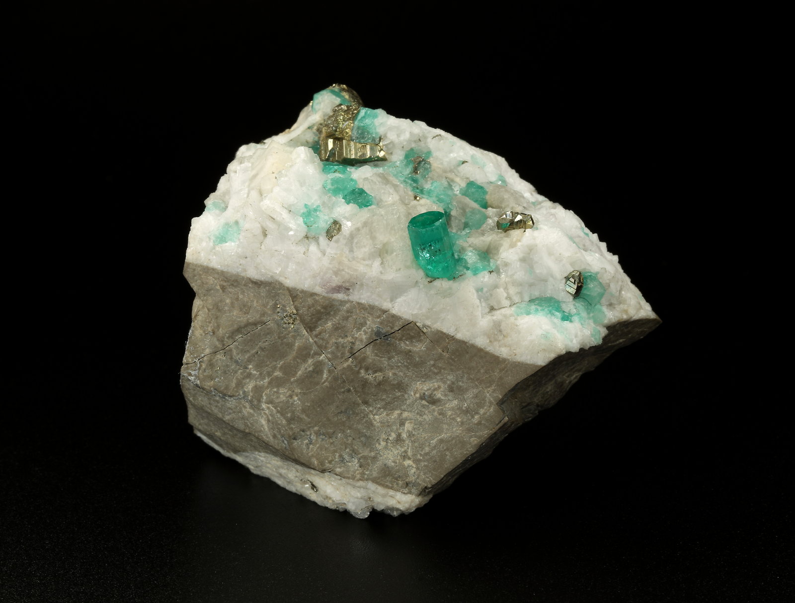Beryl (variety emerald), Calcite, Pyrite
59x50x33mm, xl=8mm
(Autor: Fiebre Verde)