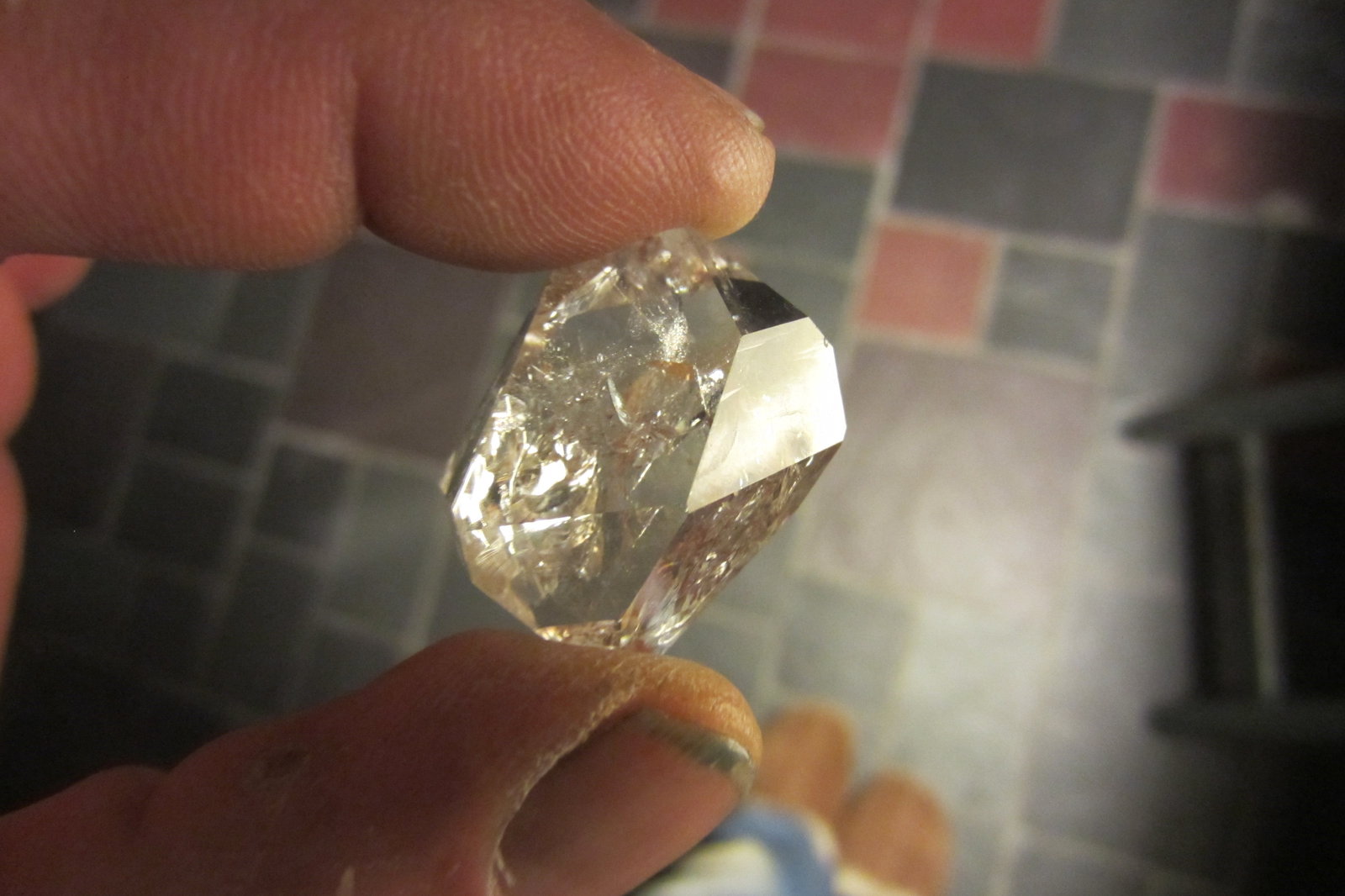 Quartz.
Fingers for scale.
(Autor: vic rzonca)