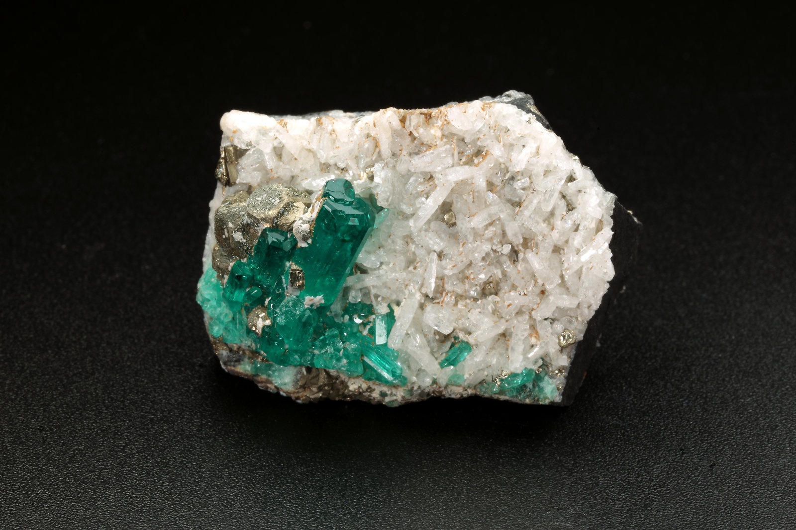 Beryl (variety emerald), Pyrite, Albite (variety cleavelandite)
35mm x 25mm x 19mm, main xl=16mm
(Autor: Fiebre Verde)