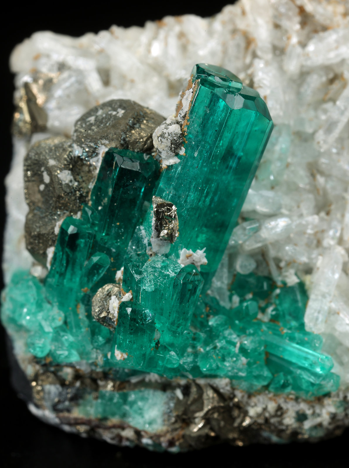 Beryl (variety emerald), Pyrite, Albite (variety cleavelandite)
35mm x 25mm x 19mm, main xl=16mm
(Autor: Fiebre Verde)
