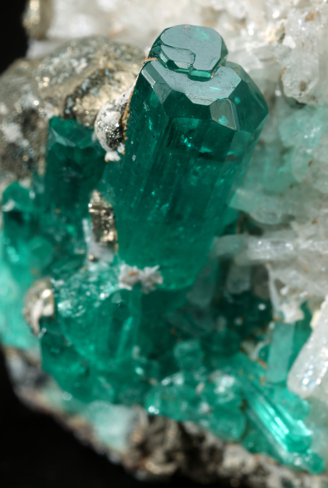 Beryl (variety emerald), Pyrite, Albite (variety cleavelandite)
35mm x 25mm x 19mm, main xl=16mm
(Autor: Fiebre Verde)