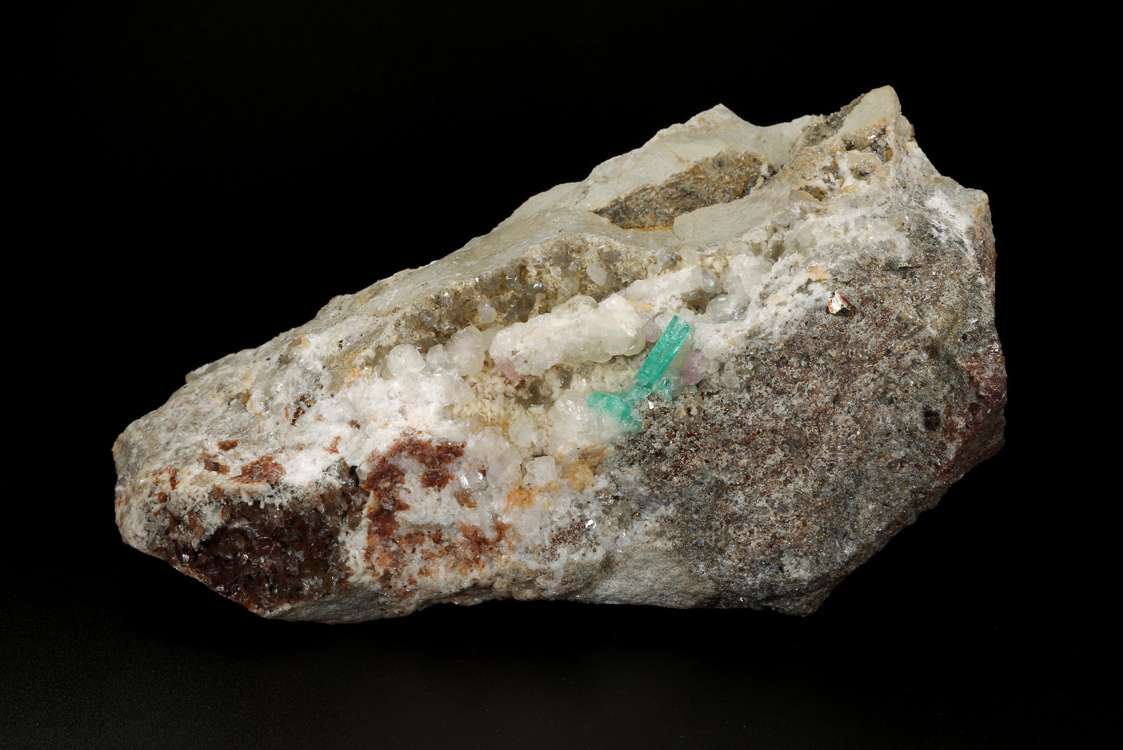 Beryl (variety emerald), Pyrite, Calcite, Fluorapatite, Albite (variety cleavelandite)
148mm x 87mm x 80mm, xl=15mm
(Autor: Fiebre Verde)