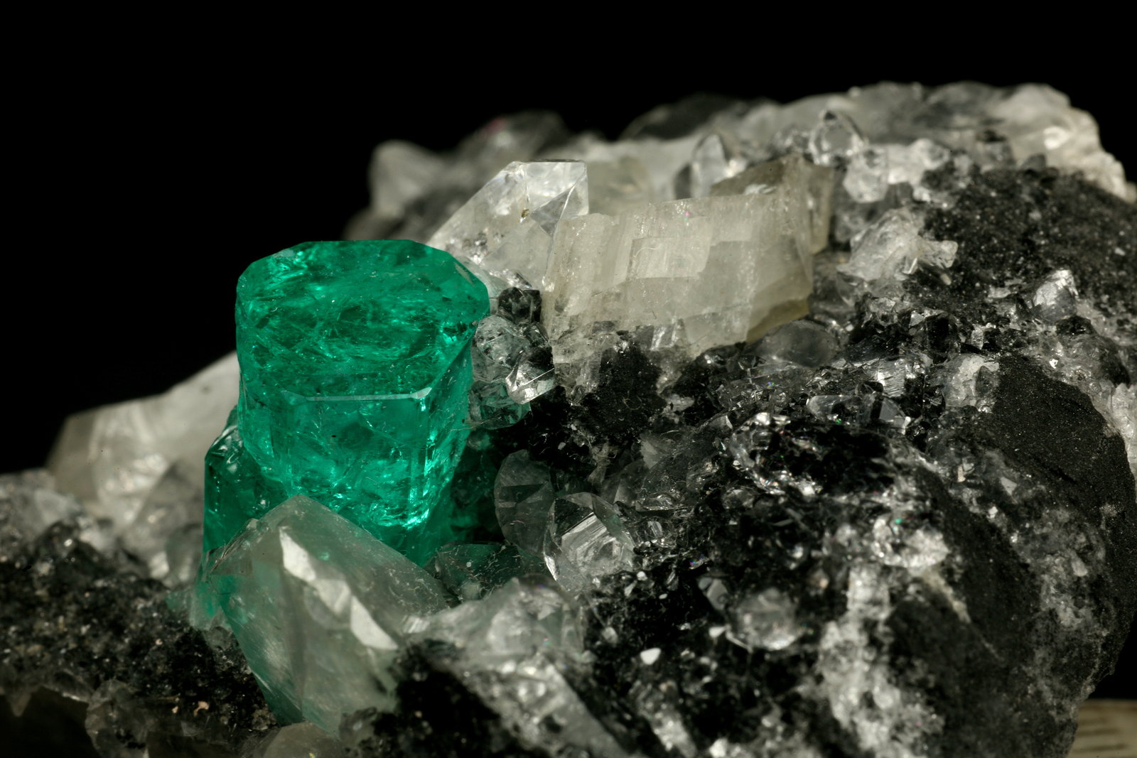 Beryl (variety emerald), Calcite, Quartz
60x46x42mm, xl=13mm
(Autor: Fiebre Verde)