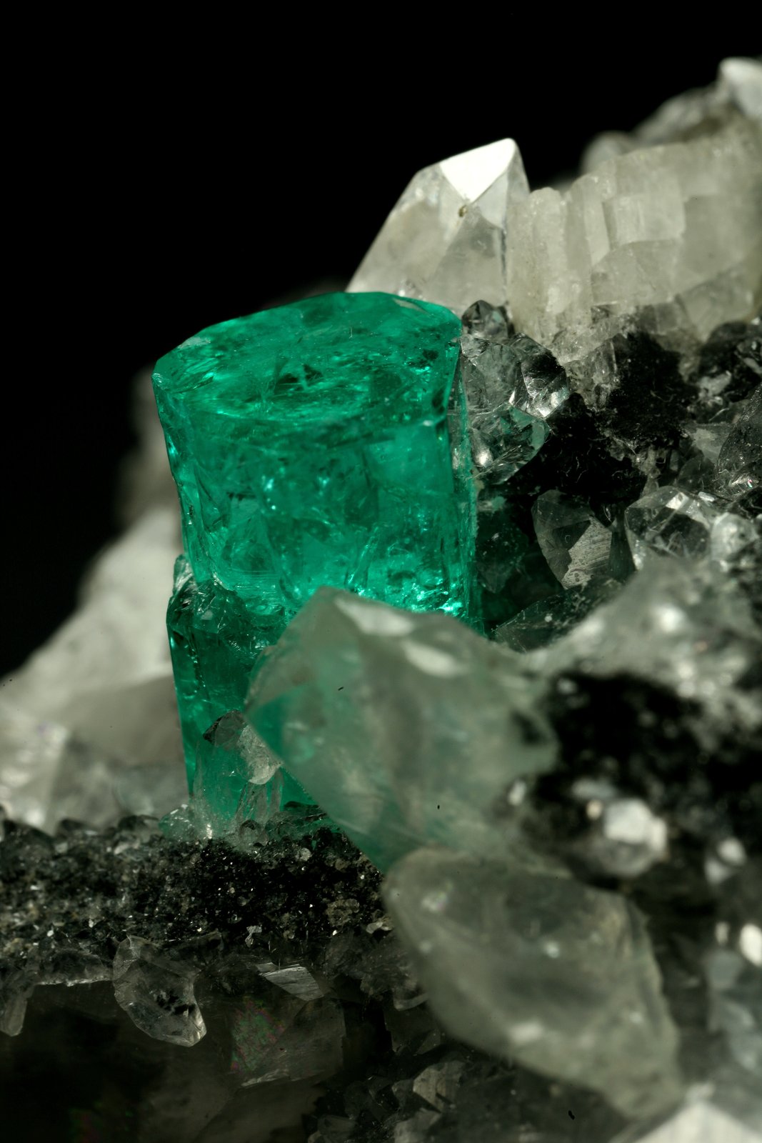 Beryl (variety emerald), Calcite, Quartz
60x46x42mm, xl=13mm
(Autor: Fiebre Verde)